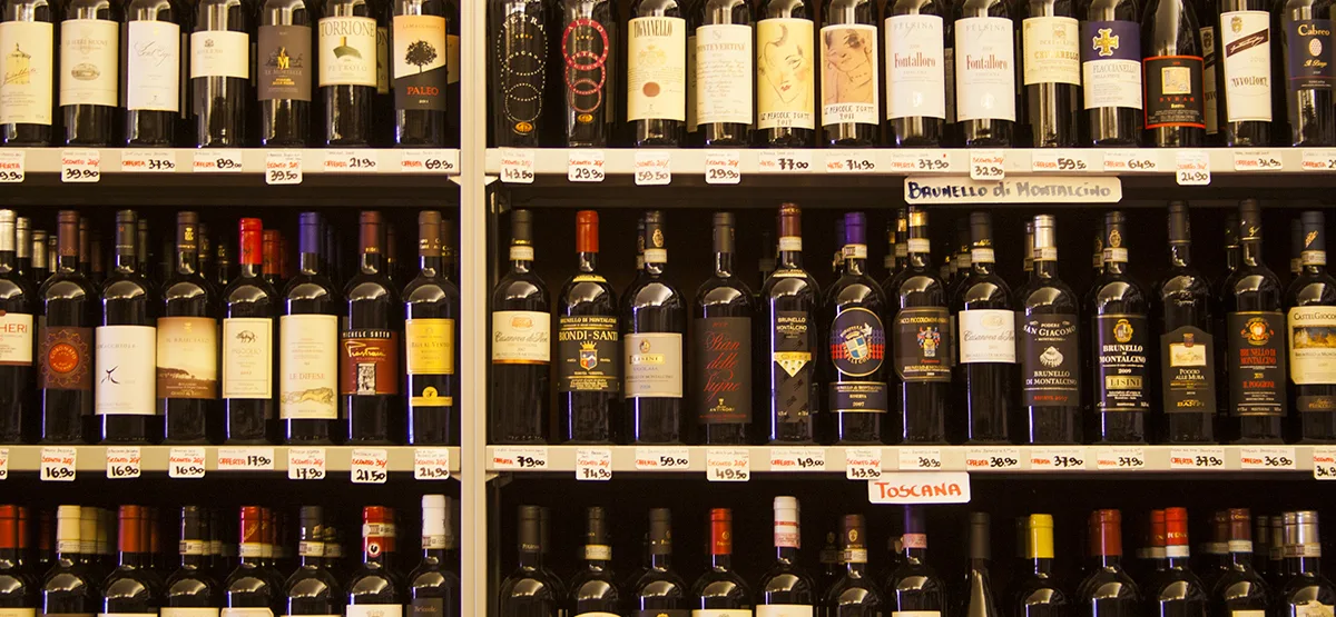 Gli scaffali dei vini di Caffè Bazar
